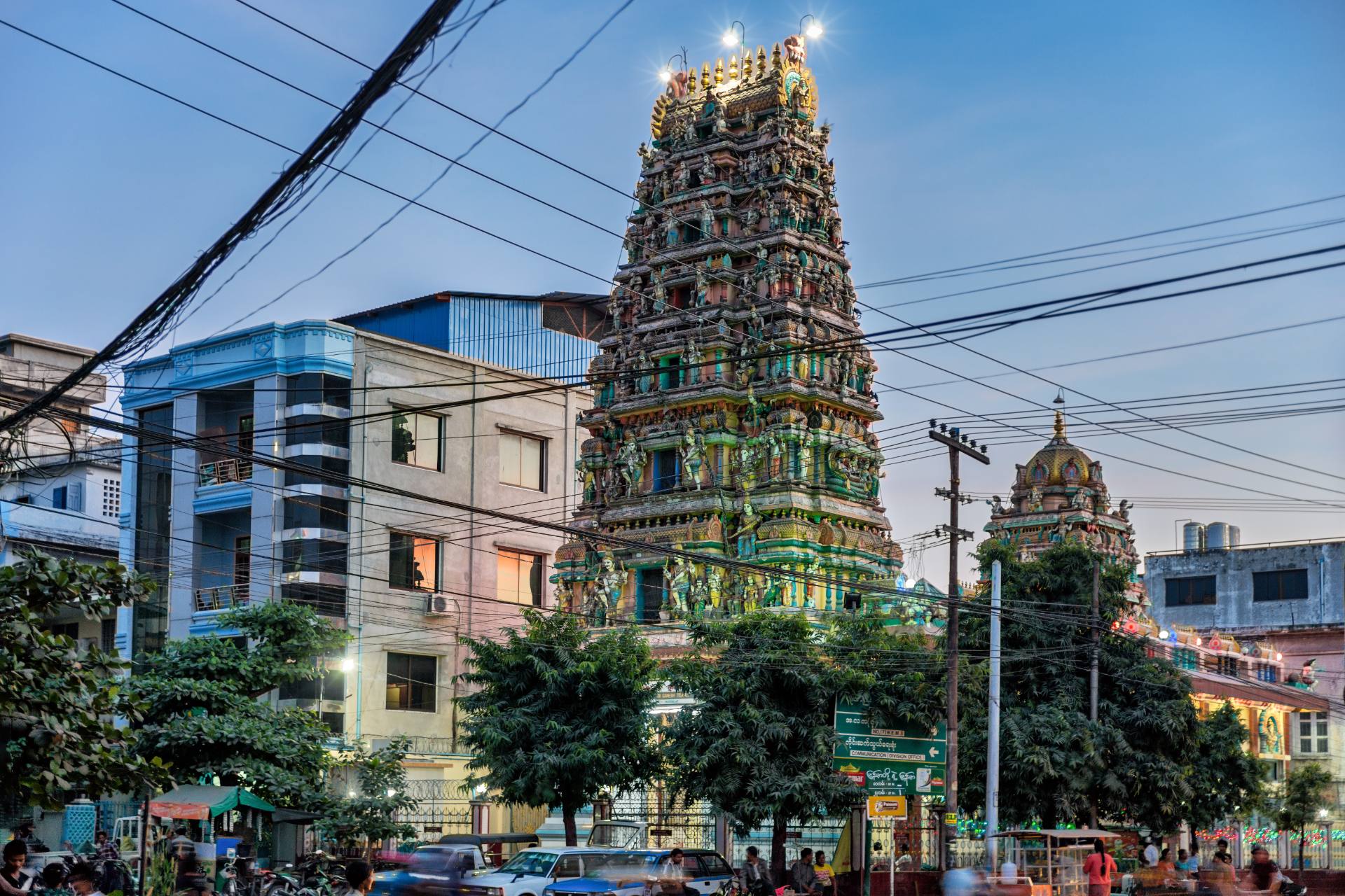 Hindutempel kurz vor der Dunkelheit - Straßenlaternen gibt es nicht, so dass die Stadt nachts finster ist.